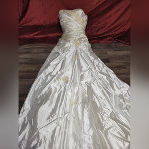 New unaltered size 6 wedding dress